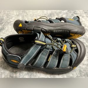 Keen unisex hiking water shoes youth sz. 3